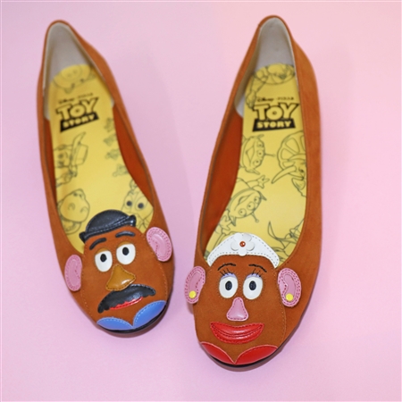 ウッディとバズがそのまま靴になったよ！　「トイ・ストーリー」キャラをあしらった靴シリーズが登場