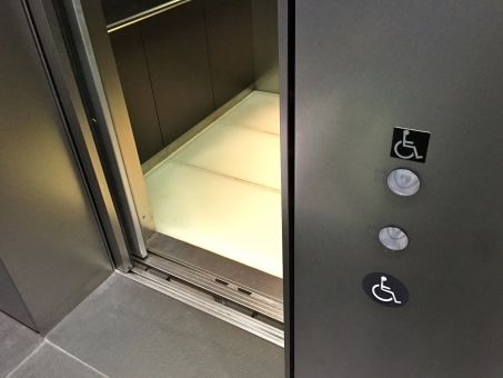 消費者庁　ベビーカー　注意　エスカレーター