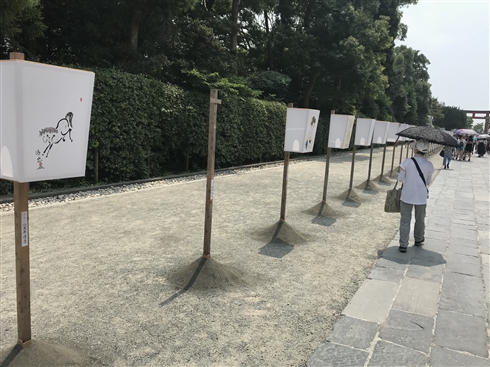 「鎌倉ぼんぼり祭2018」で庵野秀明監督のぼんぼりが一時的に撤去されるハプニングも、無事復活　「2020・21・22」という謎の文字列