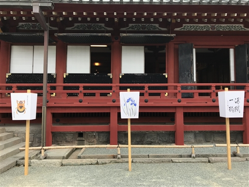 「鎌倉ぼんぼり祭2018」で庵野秀明監督のぼんぼりが一時的に撤去されるハプニングも、無事復活　「2020・21・22」という謎の文字列