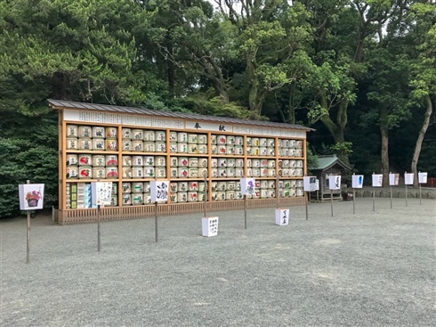 「鎌倉ぼんぼり祭2018」で庵野秀明監督のぼんぼりが一時的に撤去されるハプニングも、無事復活　「2020・21・22」という謎の文字列