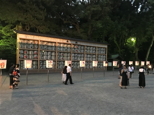 「鎌倉ぼんぼり祭2018」で庵野秀明監督のぼんぼりが一時的に撤去されるハプニングも、無事復活　「2020・21・22」という謎の文字列