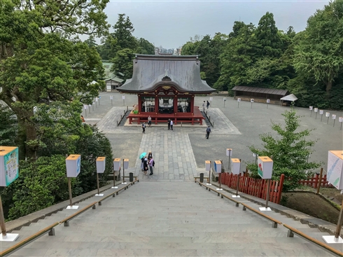 「鎌倉ぼんぼり祭2018」で庵野秀明監督のぼんぼりが一時的に撤去されるハプニングも、無事復活　「2020・21・22」という謎の文字列