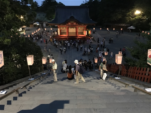 「鎌倉ぼんぼり祭2018」で庵野秀明監督のぼんぼりが一時的に撤去されるハプニングも、無事復活　「2020・21・22」という謎の文字列