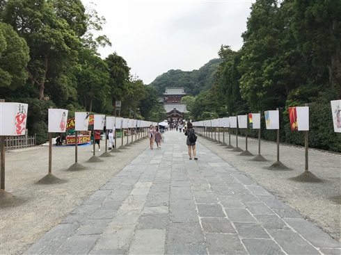 「鎌倉ぼんぼり祭2018」で庵野秀明監督のぼんぼりが一時的に撤去されるハプニングも、無事復活　「2020・21・22」という謎の文字列