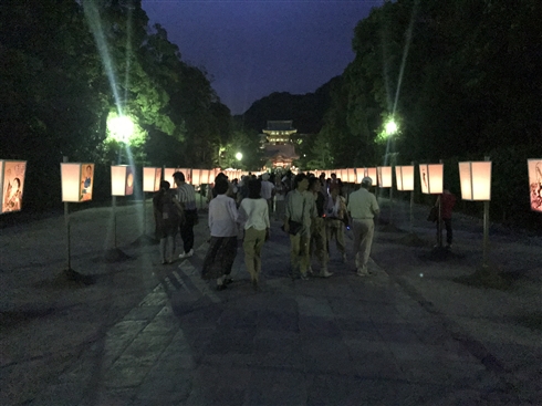 「鎌倉ぼんぼり祭2018」で庵野秀明監督のぼんぼりが一時的に撤去されるハプニングも、無事復活　「2020・21・22」という謎の文字列