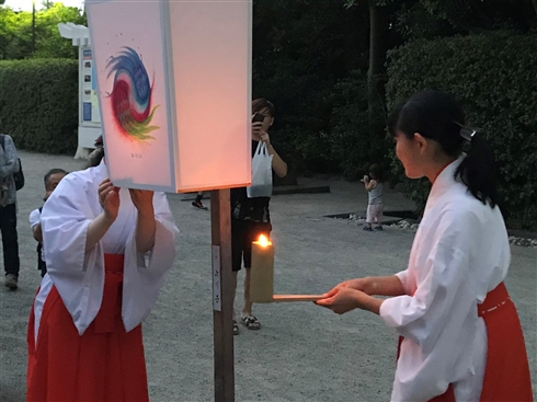 「鎌倉ぼんぼり祭2018」で庵野秀明監督のぼんぼりが一時的に撤去されるハプニングも、無事復活　「2020・21・22」という謎の文字列