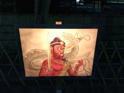 「鎌倉ぼんぼり祭2018」で庵野秀明監督のぼんぼりが一時的に撤去されるハプニングも、無事復活　「2020・21・22」という謎の文字列