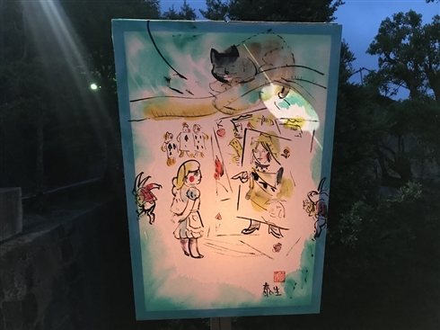 「鎌倉ぼんぼり祭2018」で庵野秀明監督のぼんぼりが一時的に撤去されるハプニングも、無事復活　「2020・21・22」という謎の文字列