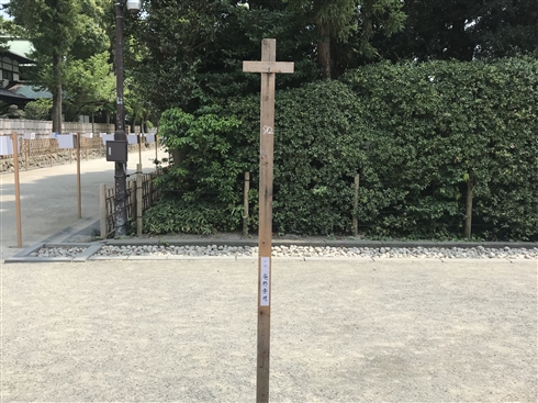 「鎌倉ぼんぼり祭2018」で庵野秀明監督のぼんぼりが一時的に撤去されるハプニングも、無事復活　「2020・21・22」という謎の文字列