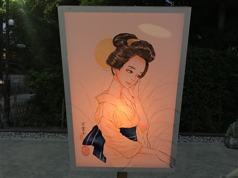 「鎌倉ぼんぼり祭2018」で庵野秀明監督のぼんぼりが一時的に撤去されるハプニングも、無事復活　「2020・21・22」という謎の文字列