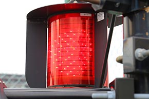 全方向踏切警報灯 LED III形 融雪形。低温時にのみ動作する省エネ設計の融雪ヒーターを内蔵するタイプ