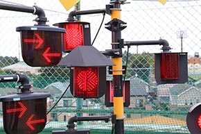 全方向踏切警報灯と列車進行方向指示器を組み合わせて使う