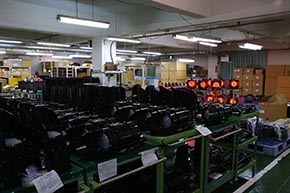 動作テストを終え、出荷を待つ出発反応標識