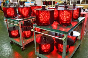 動作テスト実施中の全方向踏切警報灯 LED III形