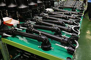 ブラケットもズラリ。どれも厚く耐久性が高そうな塗膜ながらもピッカピカ