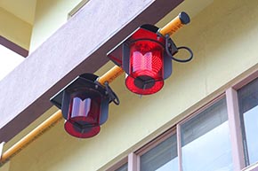 直径250ミリのオーバーハング形全方向踏切警報灯（LED-OH形）。ほぼ真下から見ると「ハート型」に見える