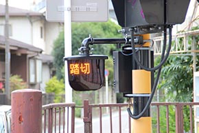 「踏切注意」表示付きの列車進行方向指示器eco1