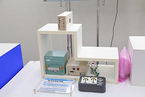 こちらは「踏切警報監視器」。警報灯やスピーカーの電流を絶えず監視し、故障を即座に検知、通知、把握するシステムである