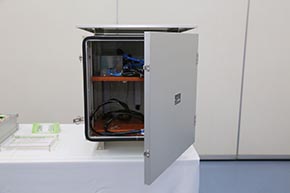 踏切付近でみかける屋外用機器収納ボックス「踏切制御子雷害対策用外箱」