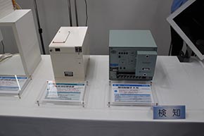運転状況記録装置（左）と踏切制御子H形（閉電路形）