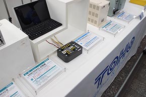 「踏切しゃ断不良検出器（自動復帰II形）」に接続した試験機。写真では「全てしゃ断するはずの左下の踏切が降下しなかった」トラブルを模してアラートを発している