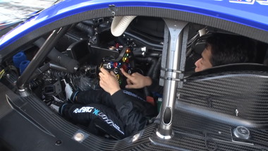 コクピットはかなり狭く、足から滑り込みます