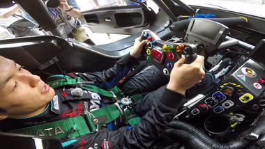 ボタンやスイッチがぎっしりと並んだ車内