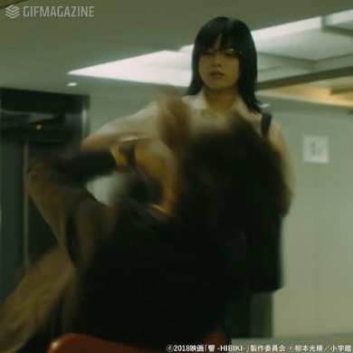 平手友梨奈 欅坂46 響 映画 主演 鮎食響 蹴り ビンタ GIF