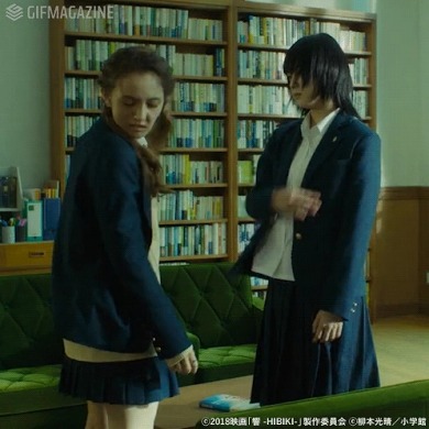 平手友梨奈 欅坂46 響 映画 主演 鮎食響 膝蹴り ビンタ GIF アヤカ・ウィルソン GIFMAGAZINE