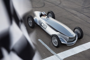 インフィニティ プロトタイプ EV