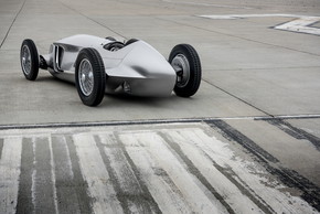 インフィニティ プロトタイプ EV