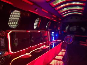 ド派手な内装はまるでクラブのよう