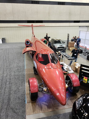 垂直尾翼が残るリアビューはジェット機そのもの