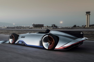 大きくタイヤが張り出した流線型のボディ