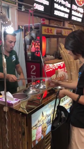 トルコアイス パフォーマンス