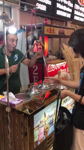 トルコアイス パフォーマンス