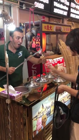 トルコアイス パフォーマンス