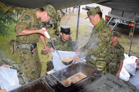 「自衛隊は被災者への配慮のため、炊き出しは食べず冷たい缶詰を食べる決まり」　SNSで広まったうわさは本当か、防衛省に聞いた
