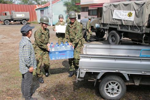 「自衛隊は被災者への配慮のため、炊き出しは食べず冷たい缶詰を食べる決まり」　SNSで広まったうわさは本当か、防衛省に聞いた