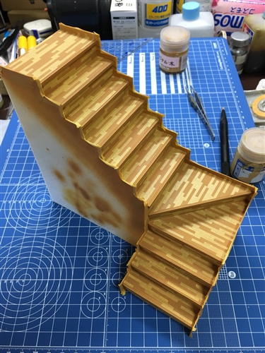 巨大なコンセントだと思ったら部屋が小人サイズだった　リアルすぎて見分けがつかない手作りのミニチュアがすごい