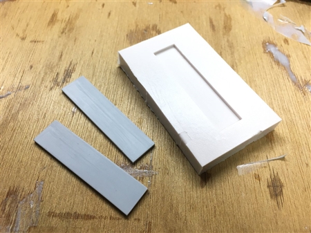 巨大なコンセントだと思ったら部屋が小人サイズだった　リアルすぎて見分けがつかない手作りのミニチュアがすごい