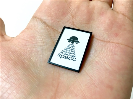 巨大なコンセントだと思ったら部屋が小人サイズだった　リアルすぎて見分けがつかない手作りのミニチュアがすごい