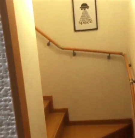 巨大なコンセントだと思ったら部屋が小人サイズだった　リアルすぎて見分けがつかない手作りのミニチュアがすごい