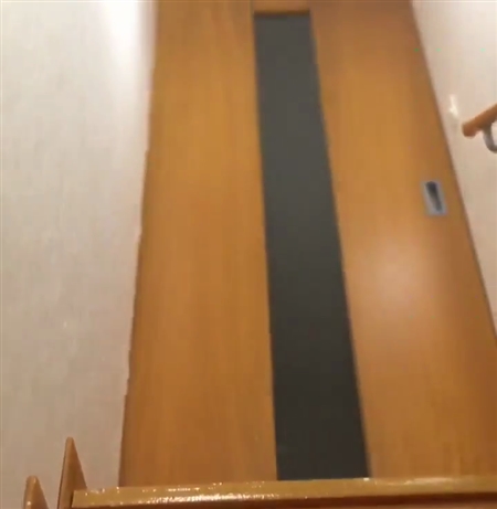 巨大なコンセントだと思ったら部屋が小人サイズだった　リアルすぎて見分けがつかない手作りのミニチュアがすごい