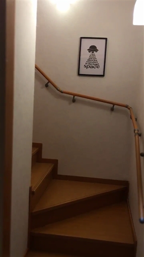 巨大なコンセントだと思ったら部屋が小人サイズだった　リアルすぎて見分けがつかない手作りのミニチュアがすごい