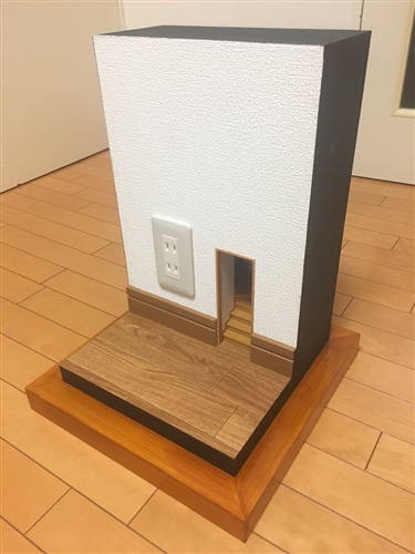 巨大なコンセントだと思ったら部屋が小人サイズだった　リアルすぎて見分けがつかない手作りのミニチュアがすごい