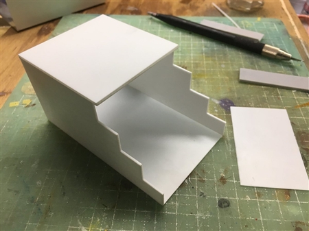 巨大なコンセントだと思ったら部屋が小人サイズだった　リアルすぎて見分けがつかない手作りのミニチュアがすごい