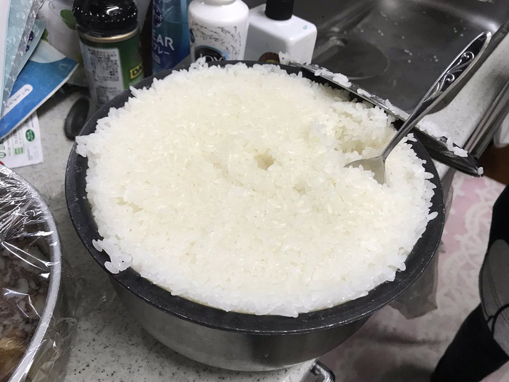 炊飯器いっぱいに炊けまくった米…！　「5.5合炊いて」が生んだ悲劇に「全米が泣いた」「笑いすぎてしんどい