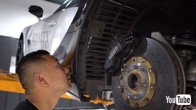 あれっ、タイヤを外している？